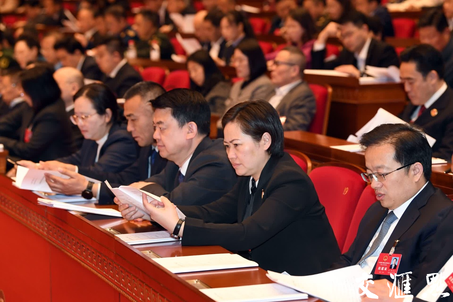 1月21日，江苏省十四届人大三次会议举行第二次全体会议，出席会议的省人大代表认真听取省人大常委会工作报告和省高级人民法院、省人民检察院工作报告。 