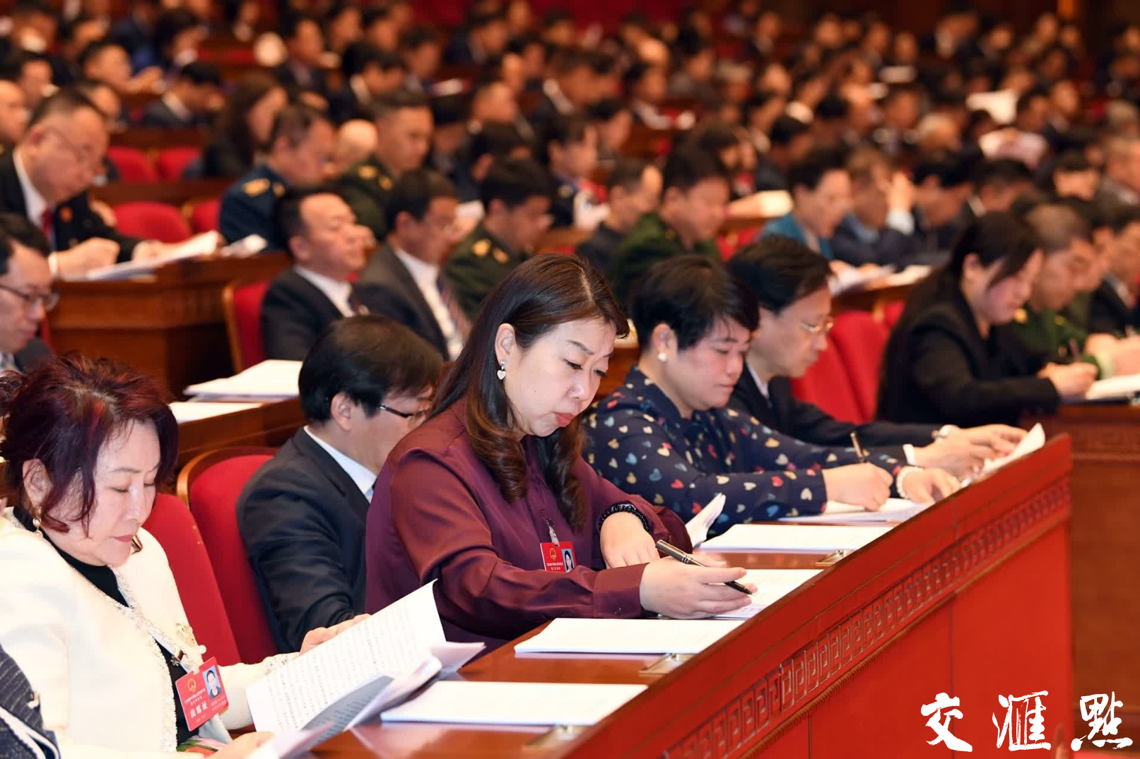 1月21日，江苏省十四届人大三次会议举行第二次全体会议，出席会议的省人大代表认真听取省人大常委会工作报告和省高级人民法院、省人民检察院工作报告。 