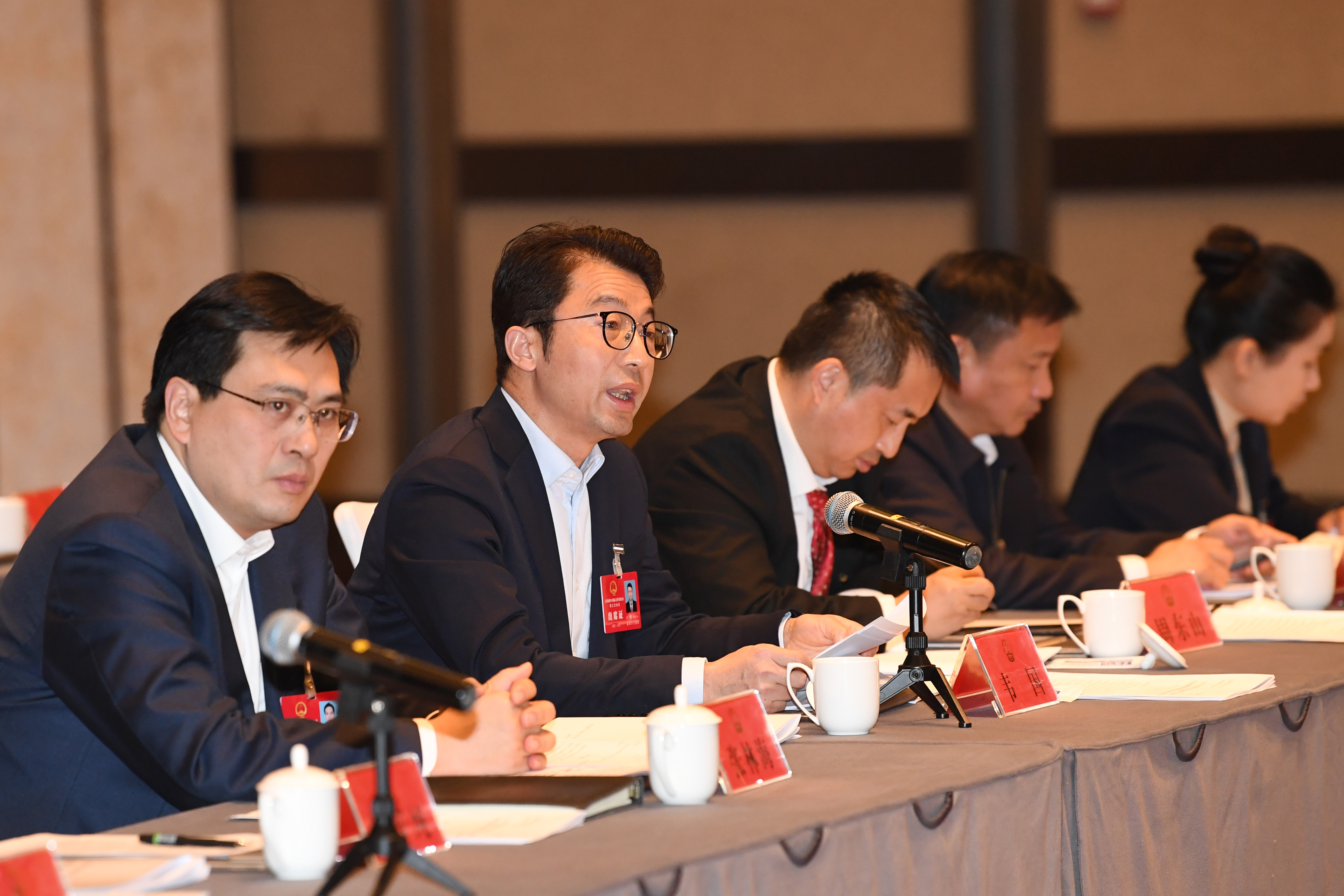 盐城代表团代表审议省人大常委会工作报告、省高级人民法院工作报告和省人民检察院工作报告。
