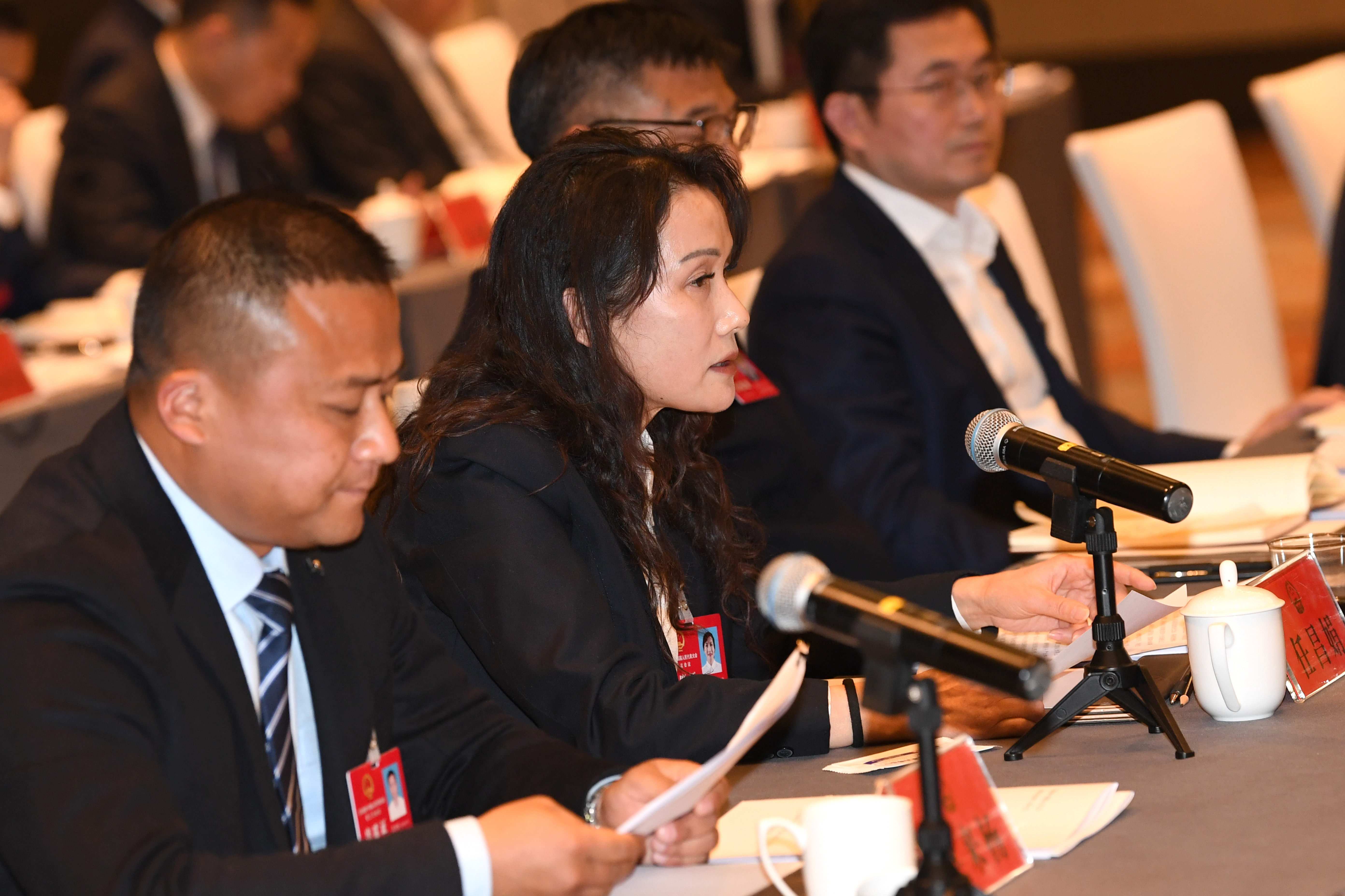 盐城代表团代表审议省人大常委会工作报告、省高级人民法院工作报告和省人民检察院工作报告。新华日报·交汇点记者 吴胜 朱江 蒋文超 万程鹏 摄