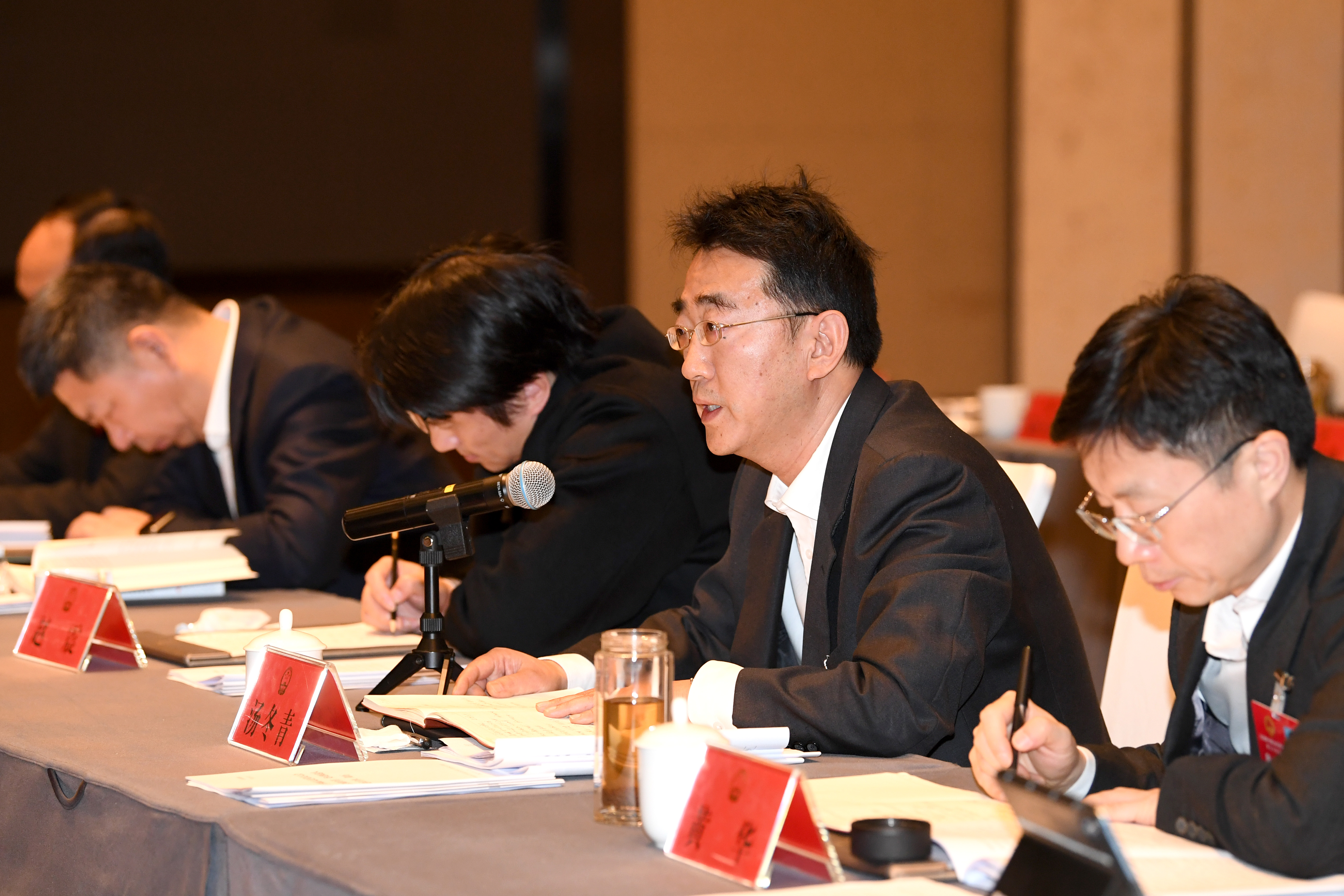 会后，出席会议的省人大代表审议省人大常委会工作报告、省高级人民法院工作报告和省人民检察院工作报告。图为盐城代表团代表。