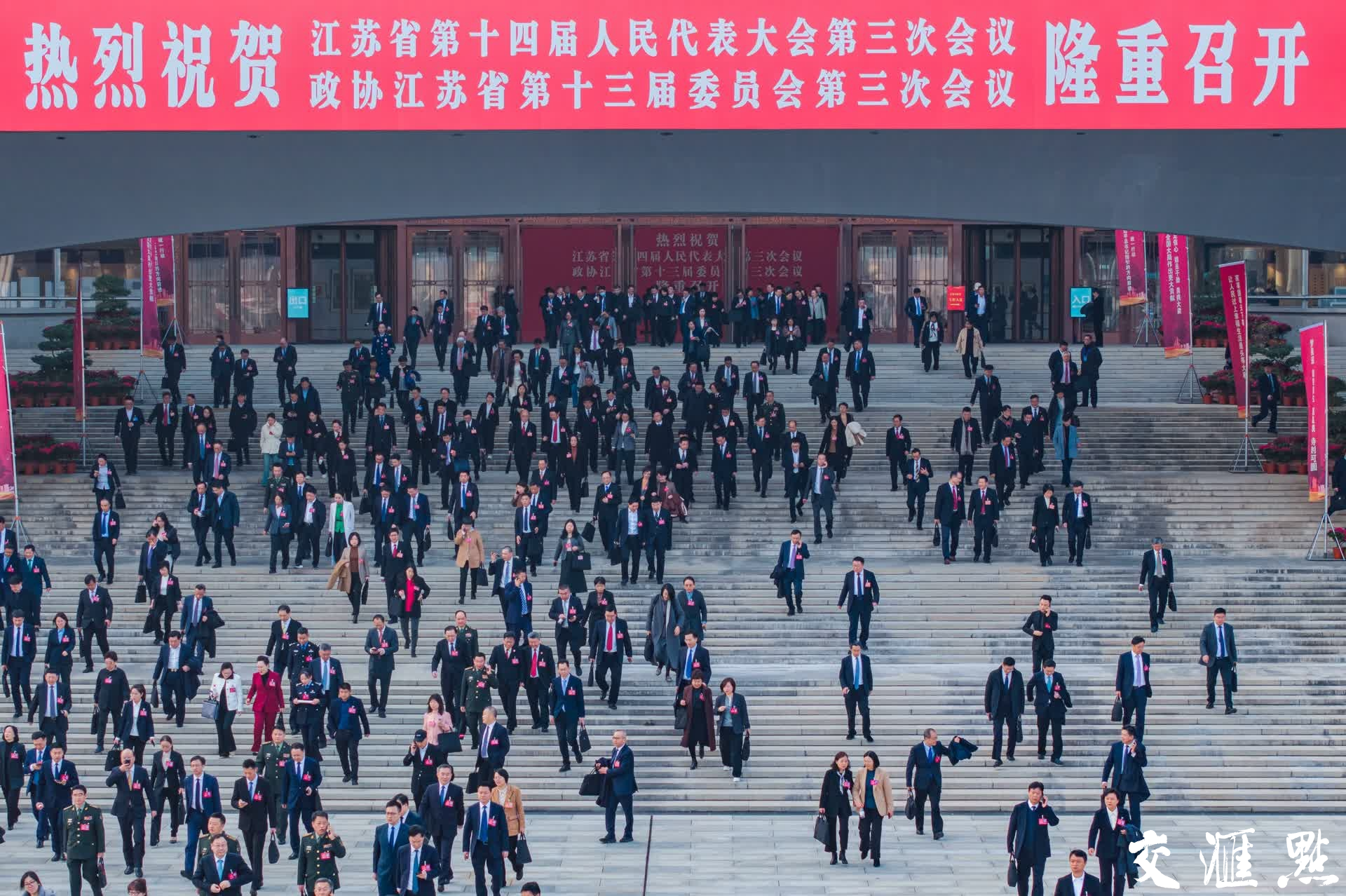 1月22日下午，江苏省第十四届人民代表大会第三次会议完成各项议程，在江苏大会堂胜利闭幕。
新华日报·交汇点记者 吴胜 朱江 蒋文超 万程鹏 摄