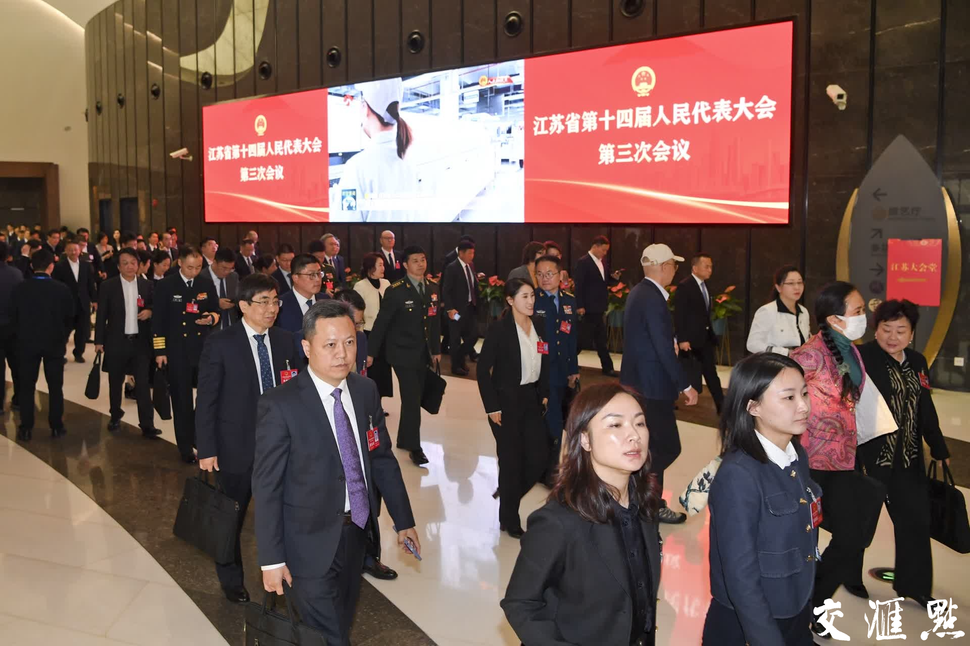 1月22日下午，江苏省第十四届人民代表大会第三次会议完成各项议程，在江苏大会堂胜利闭幕。
新华日报·交汇点记者 吴胜 朱江 蒋文超 万程鹏 摄