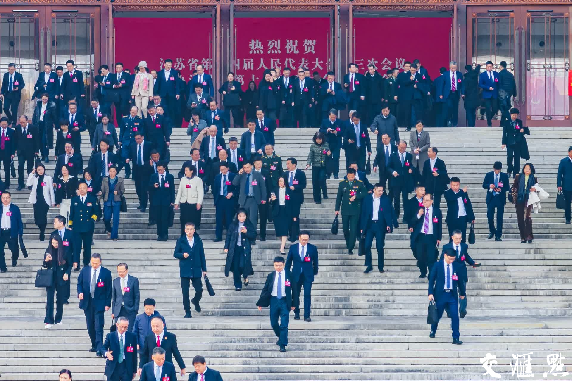 1月22日下午，江苏省第十四届人民代表大会第三次会议完成各项议程，在江苏大会堂胜利闭幕。
新华日报·交汇点记者 吴胜 朱江 蒋文超 万程鹏 摄