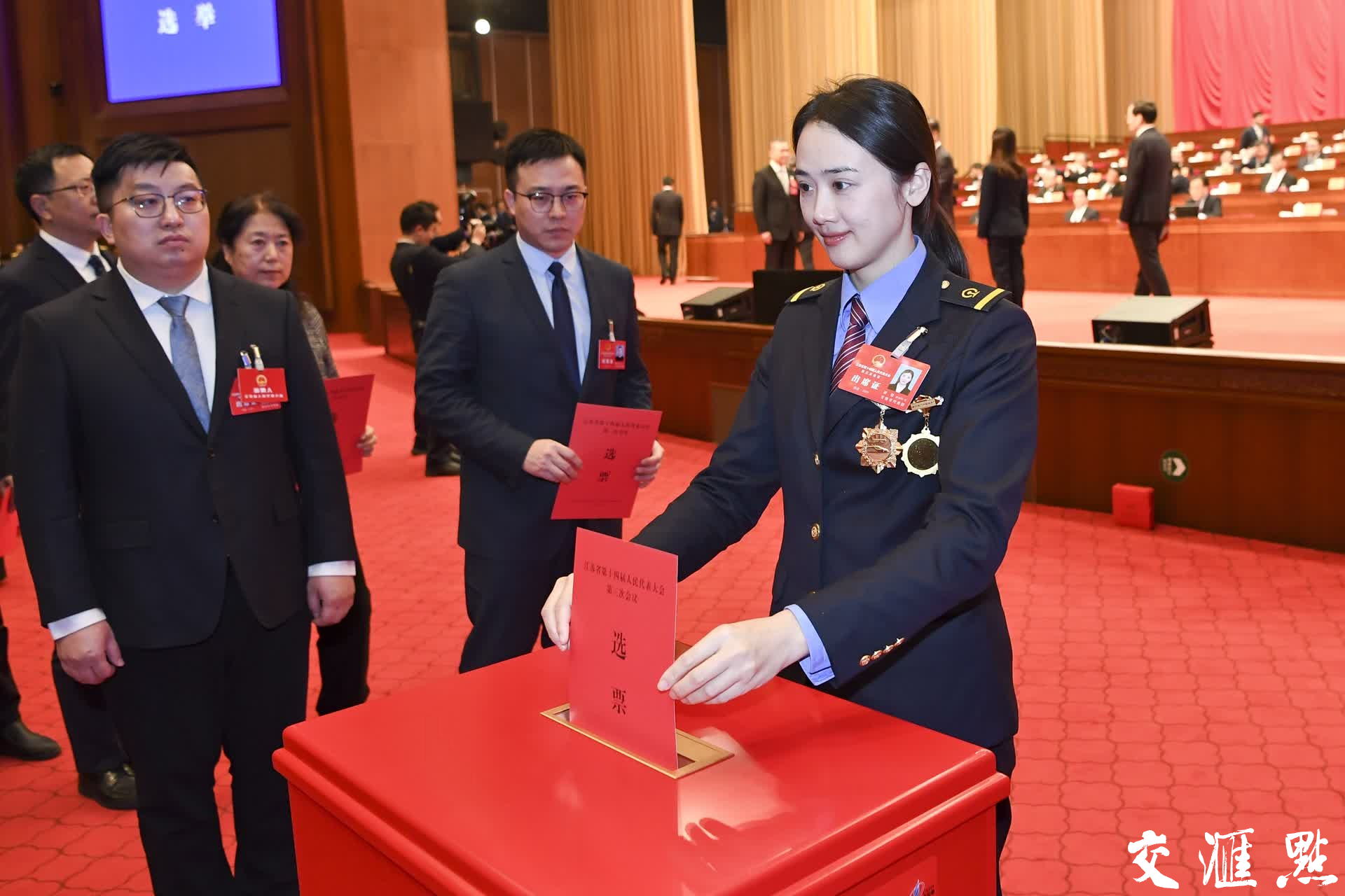 1月22日下午，江苏省第十四届人民代表大会第三次会议完成各项议程，在江苏大会堂胜利闭幕。
新华日报·交汇点记者 吴胜 朱江 蒋文超 万程鹏 摄