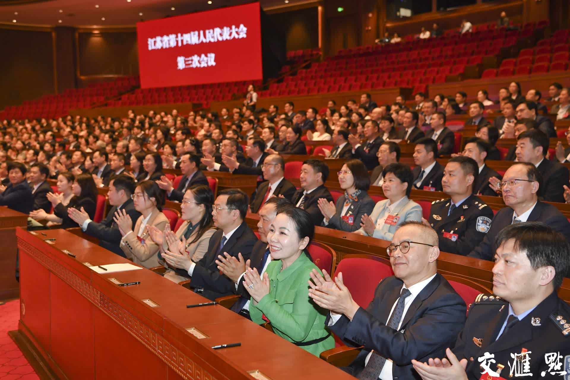 1月22日下午，江苏省第十四届人民代表大会第三次会议完成各项议程，在江苏大会堂胜利闭幕。
新华日报·交汇点记者 吴胜 朱江 蒋文超 万程鹏 摄