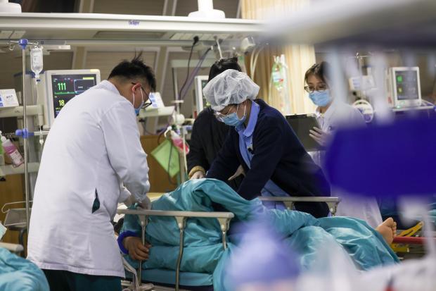 2025年1月28日，在江苏省人民医院急诊抢救室，医护人员在分析患者病情。