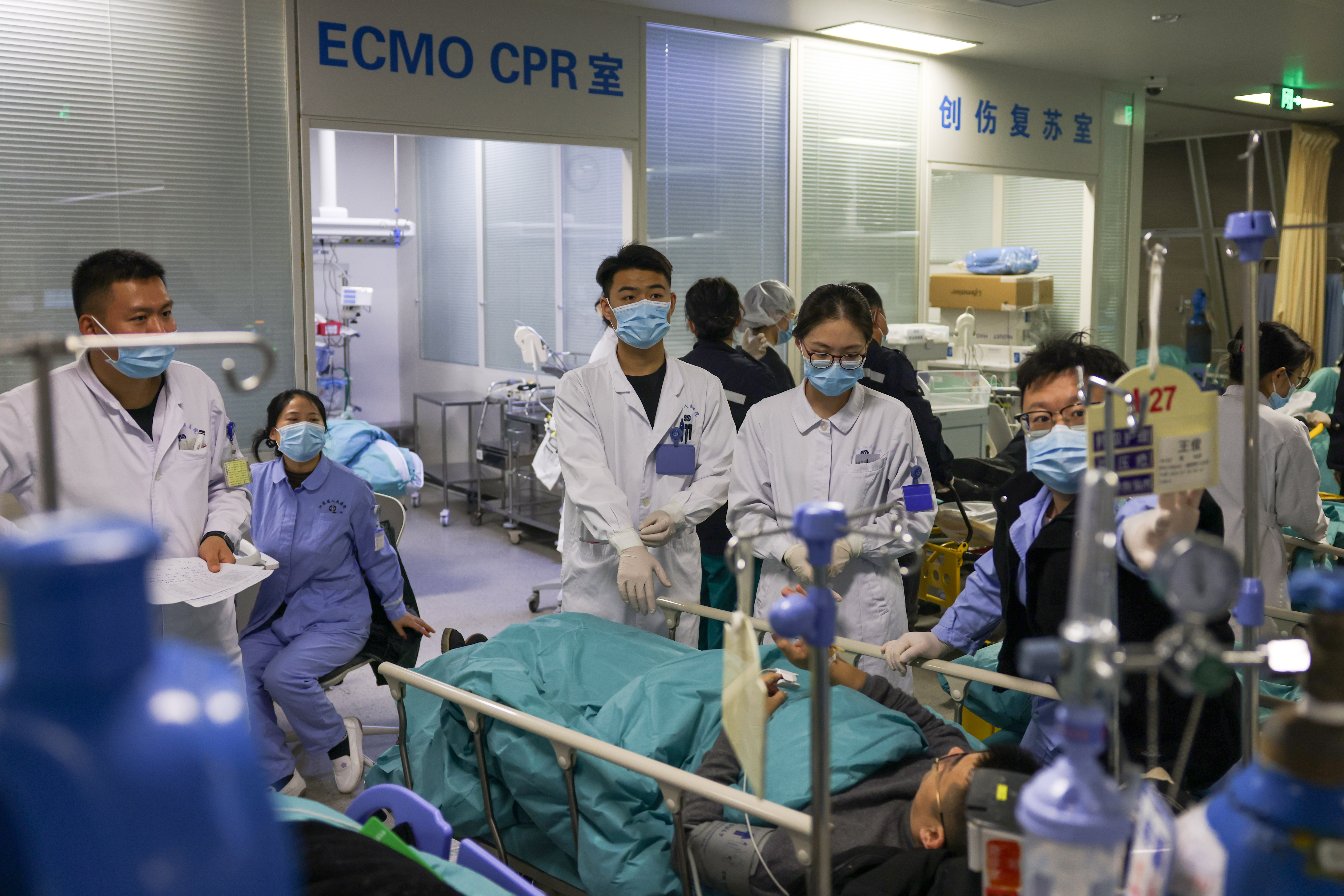 2025年1月28日，在江苏省人民医院急诊抢救室，医护人员在分析患者病情。当日是除夕，医护人员坚守岗位，用实际行动诠释医者担当，为患者的健康“守岁”。 他们的身影，定格成辞旧迎新之际最美丽的风景线。新华日报·交汇点记者 陈俨/摄