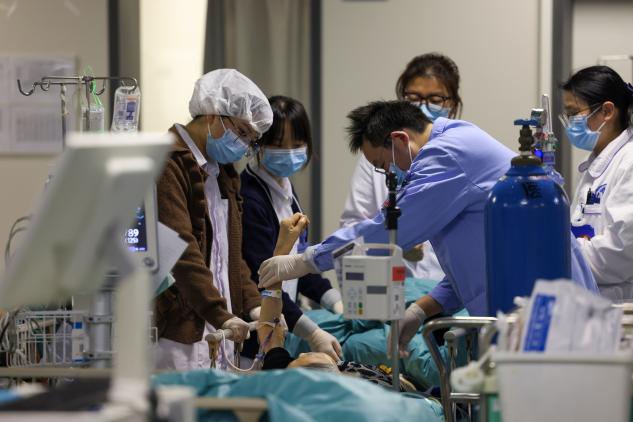 2025年1月28日，在江苏省人民医院急诊抢救室，医护人员正在对患者进行检查。