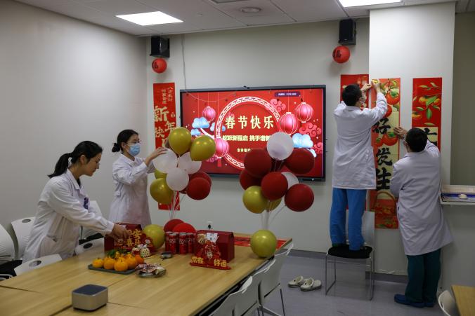 2025年1月28日，在江苏省人民医院，医护人员用春节装饰品装扮生活区会议室，营造浓厚的节日氛围。