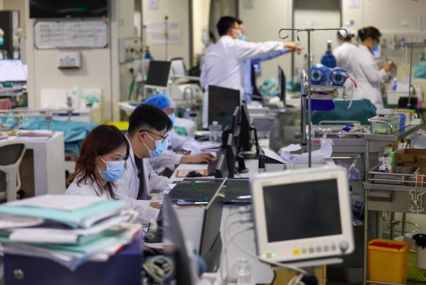 2025年1月28日，医护人员在江苏省人民医院急诊抢救室内忙碌。