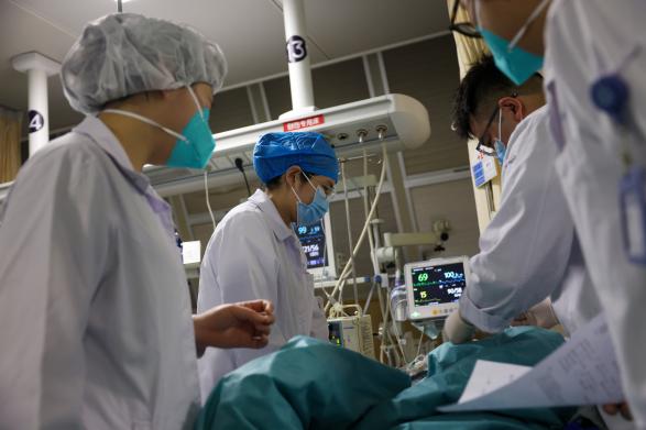 2025年1月28日，在江苏省人民医院急诊抢救室，医护人员在分析患者病情。