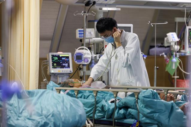 2025年1月28日，在江苏省人民医院急诊抢救室，医护人员在为患者听诊。