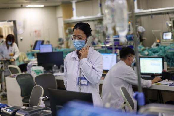 2025年1月28日，在江苏省人民医院急诊抢救室，医护人员在电话联系其他专科会诊。