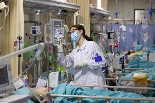 2025年1月28日，在江苏省人民医院急诊抢救室，医护人员在护理患者。