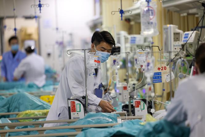 2025年1月28日，在江苏省人民医院急诊抢救室，医护人员在护理患者。