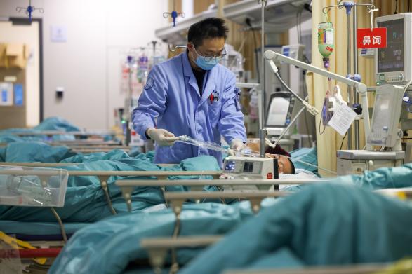 2025年1月28日，在江苏省人民医院急诊抢救室，医护人员在护理患者。