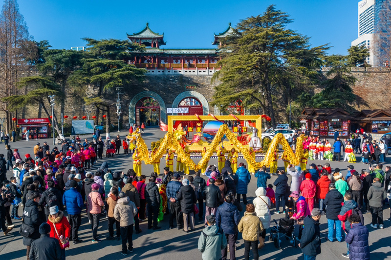 大年初一,玄武湖景区的民俗表演吸引众多游客。通讯员 常成 摄
