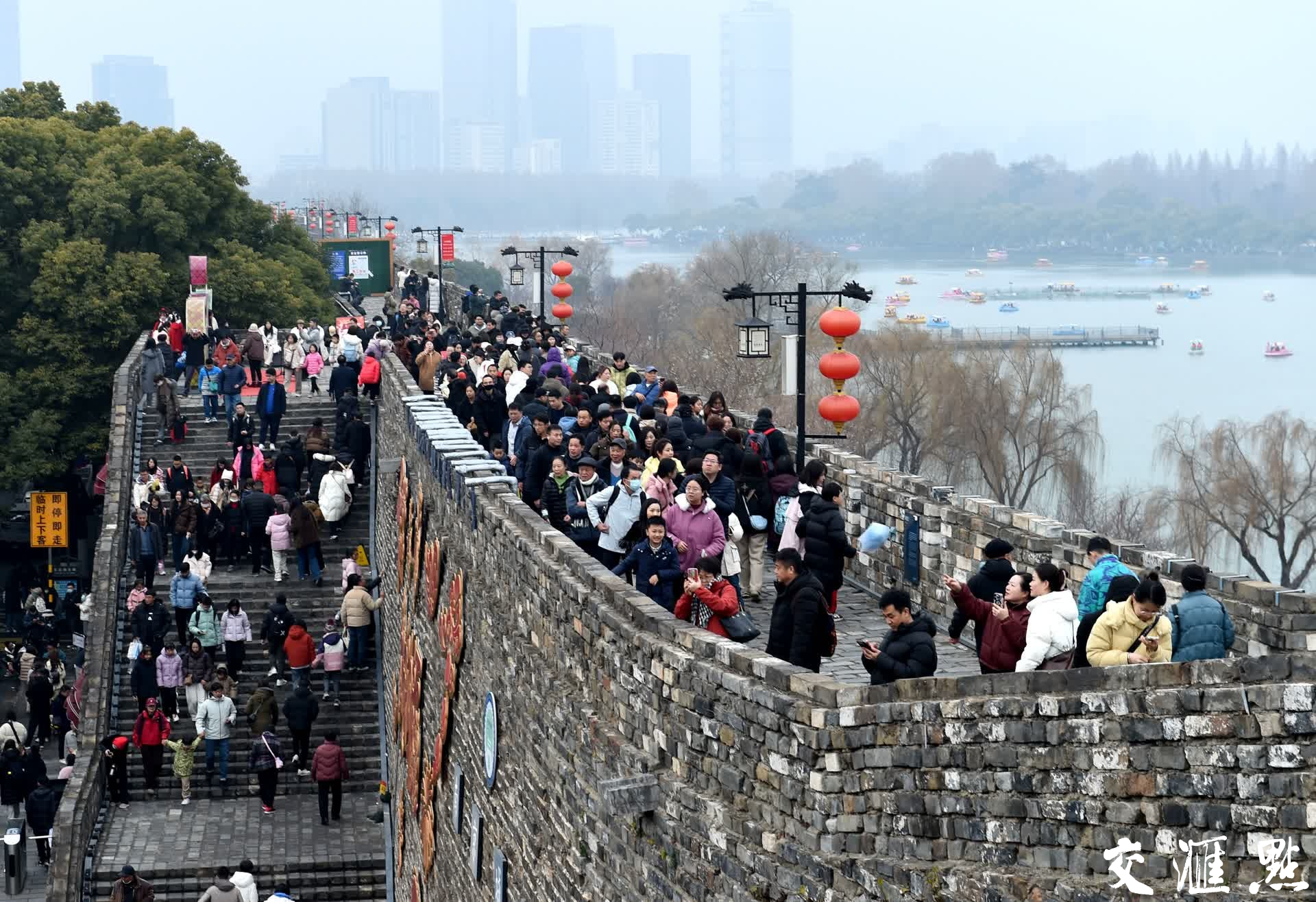 2025年1月31日，南京玄武湖景区迎来众多市民和游客，登高望远，赏湖光山色，开开心心在春节。 新华日报·交汇点记者 吴俊摄