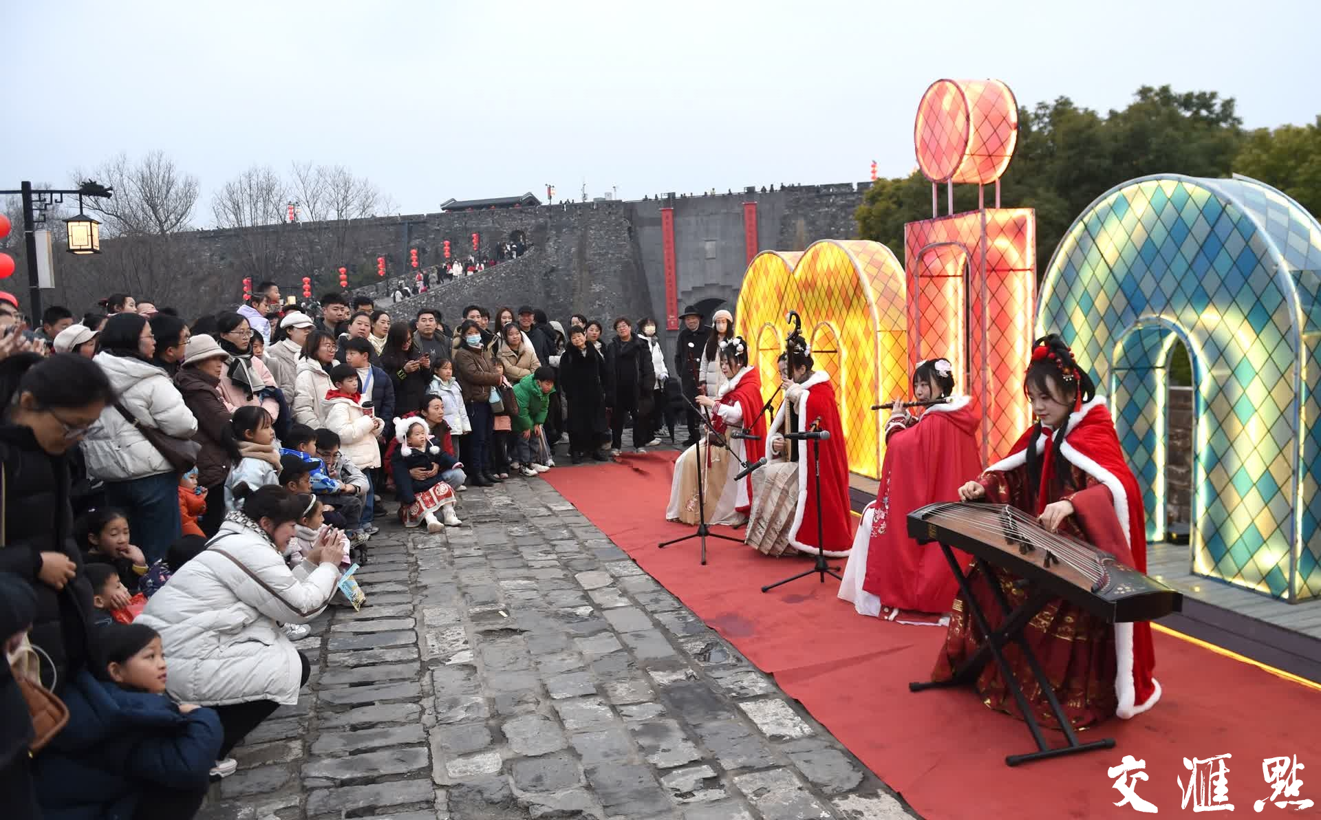 2025年1月31日，南京玄武湖景区迎来众多市民和游客，登高望远，赏湖光山色，开开心心在春节。 新华日报·交汇点记者 吴俊摄