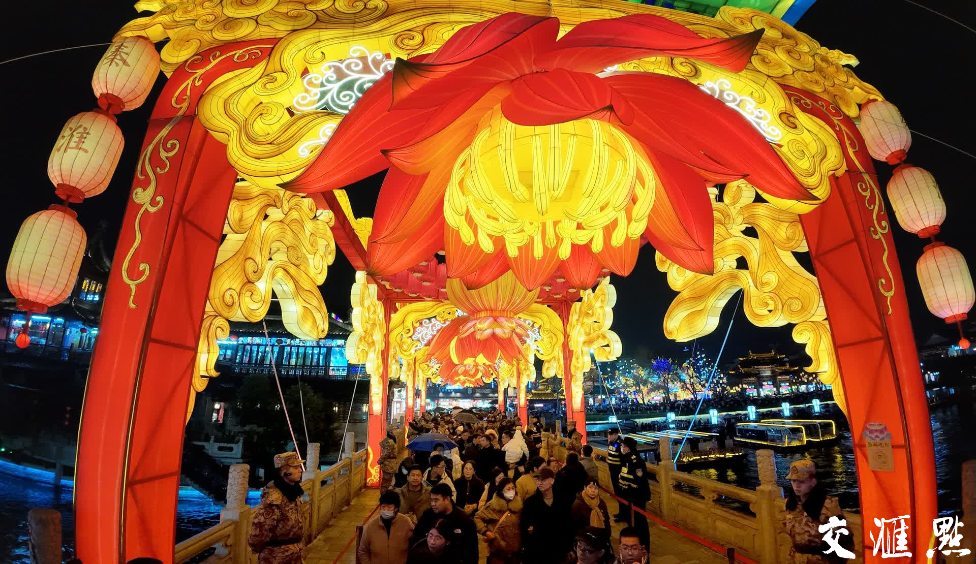 2025年1月31日，南京夫子庙人如织、灯如昼，市民和游人在雨中漫步，驻足在花灯烂漫处，浓浓的年味扑面而来。玄武湖景区也迎来众多市民和游客，登高望远，赏湖光山色，开开心心在春节。 
新华日报·交汇点记者 吴俊摄