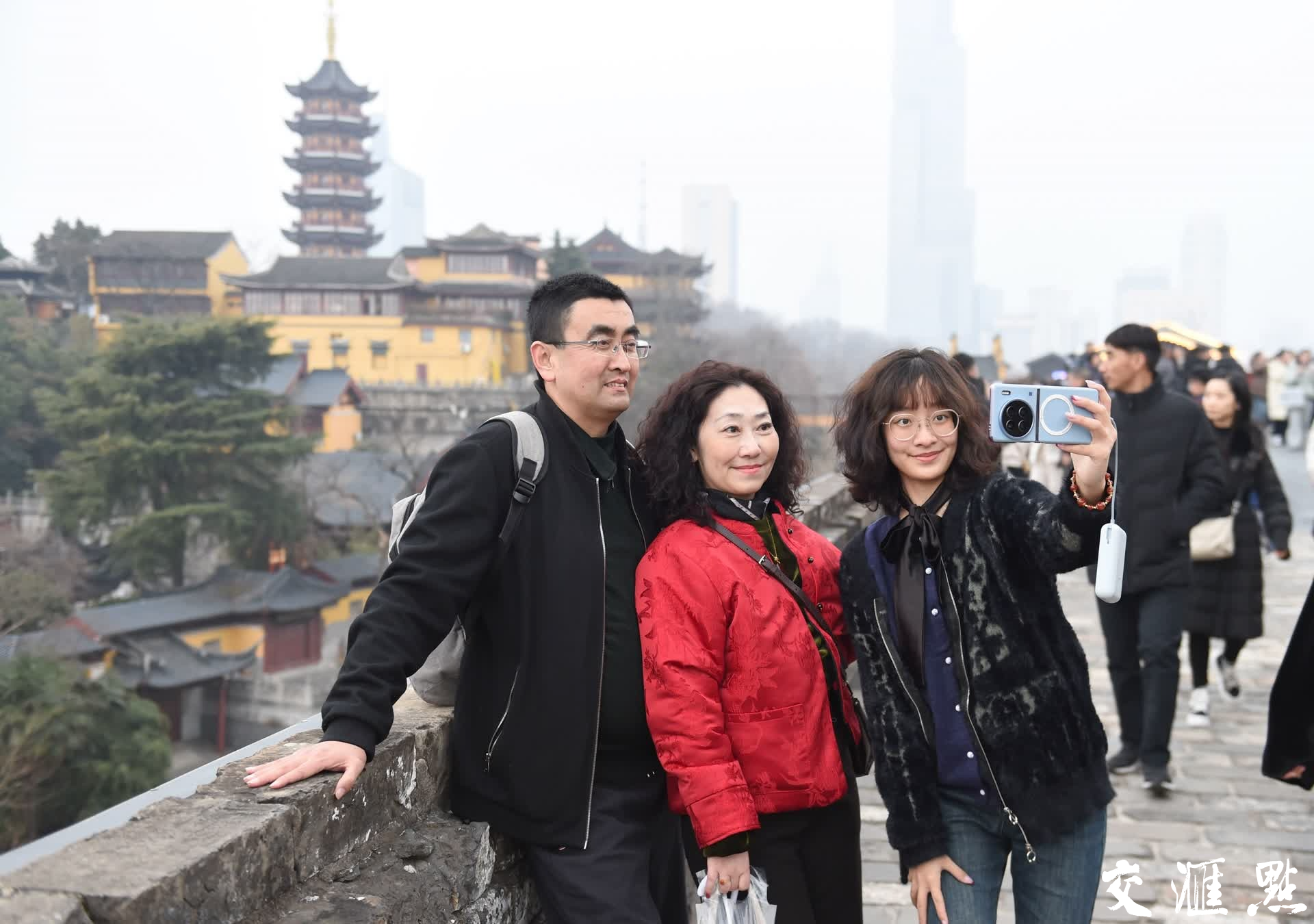 2025年1月31日，南京玄武湖景区迎来众多市民和游客，登高望远，赏湖光山色，开开心心在春节。 新华日报·交汇点记者 吴俊摄