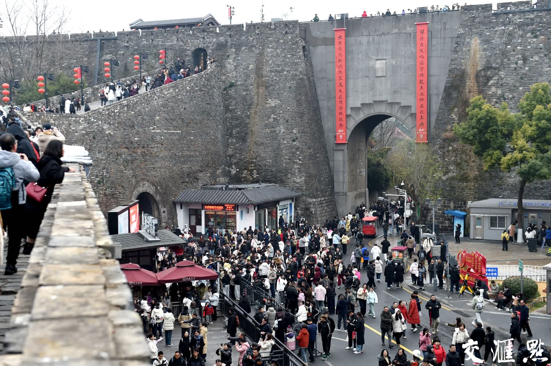 2025年1月31日，南京玄武湖景区迎来众多市民和游客，登高望远，赏湖光山色，开开心心在春节。 新华日报·交汇点记者 吴俊摄