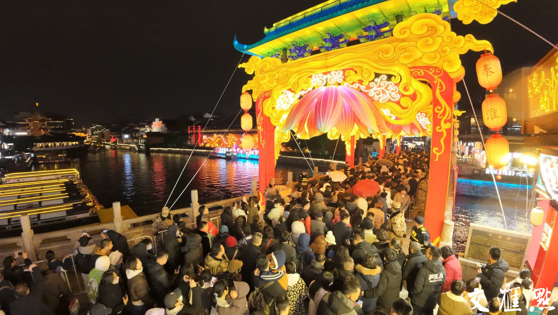 2025年1月31日晚，南京夫子庙人如织、灯如昼，市民和游人在雨中漫步，驻足在花灯烂漫处，浓浓的年味扑面而来。 新华日报·交汇点记者 吴俊摄