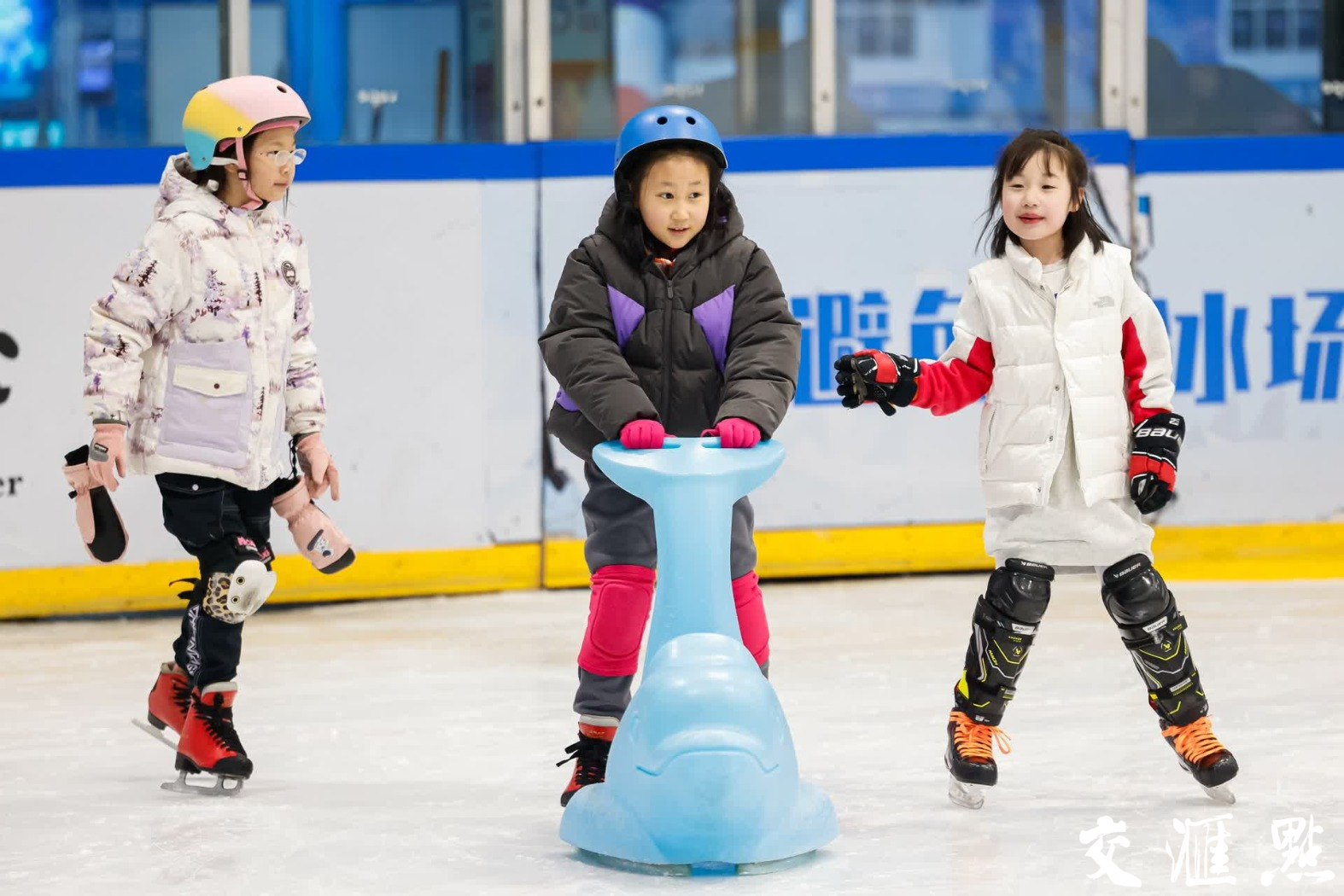 市民在南京奥体中心滑冰场体验冰雪运动的乐趣。新华日报·交汇点记者 蒋文超 摄