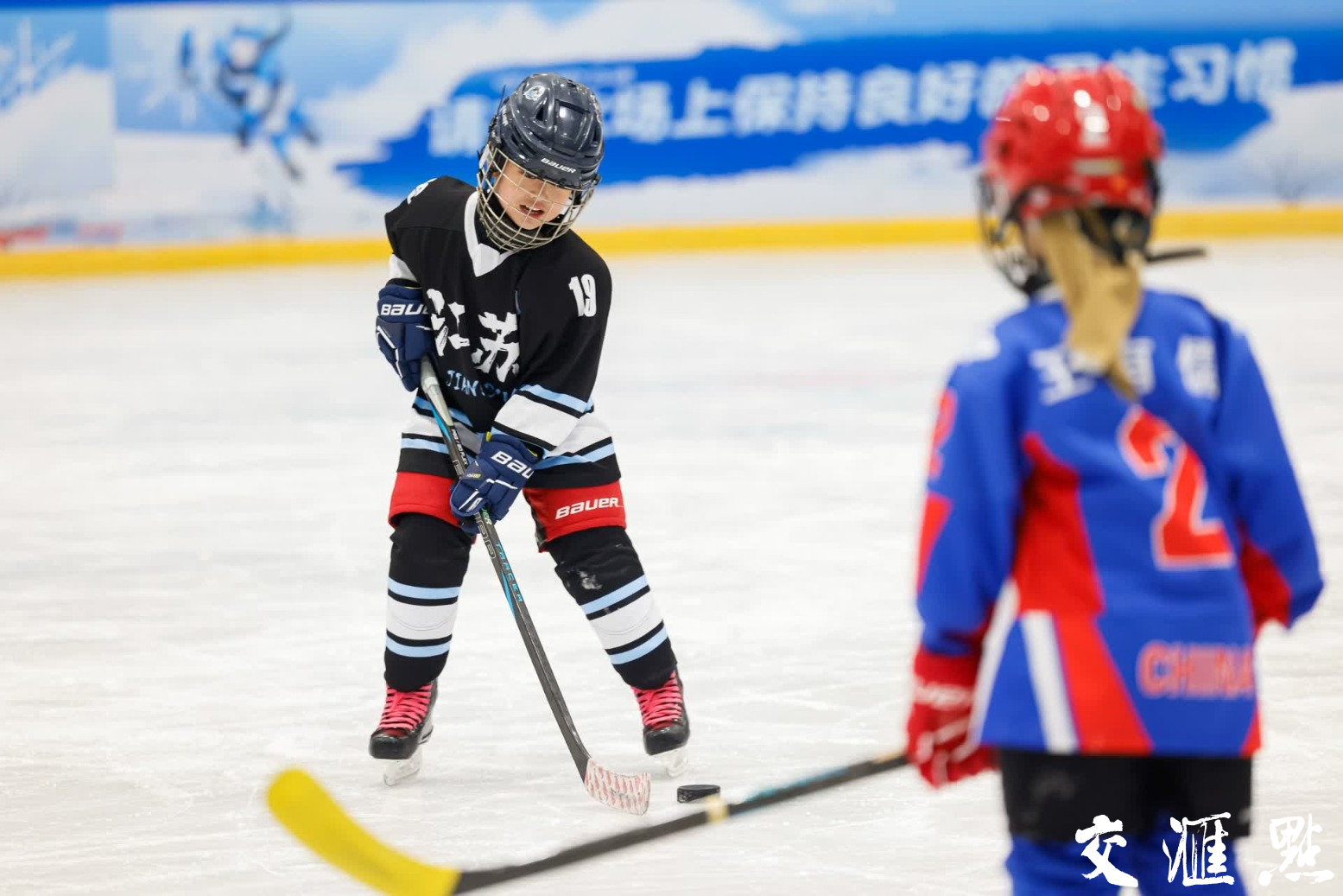 众多市民走进滑冰场和滑雪场，畅享冰雪运动乐趣。