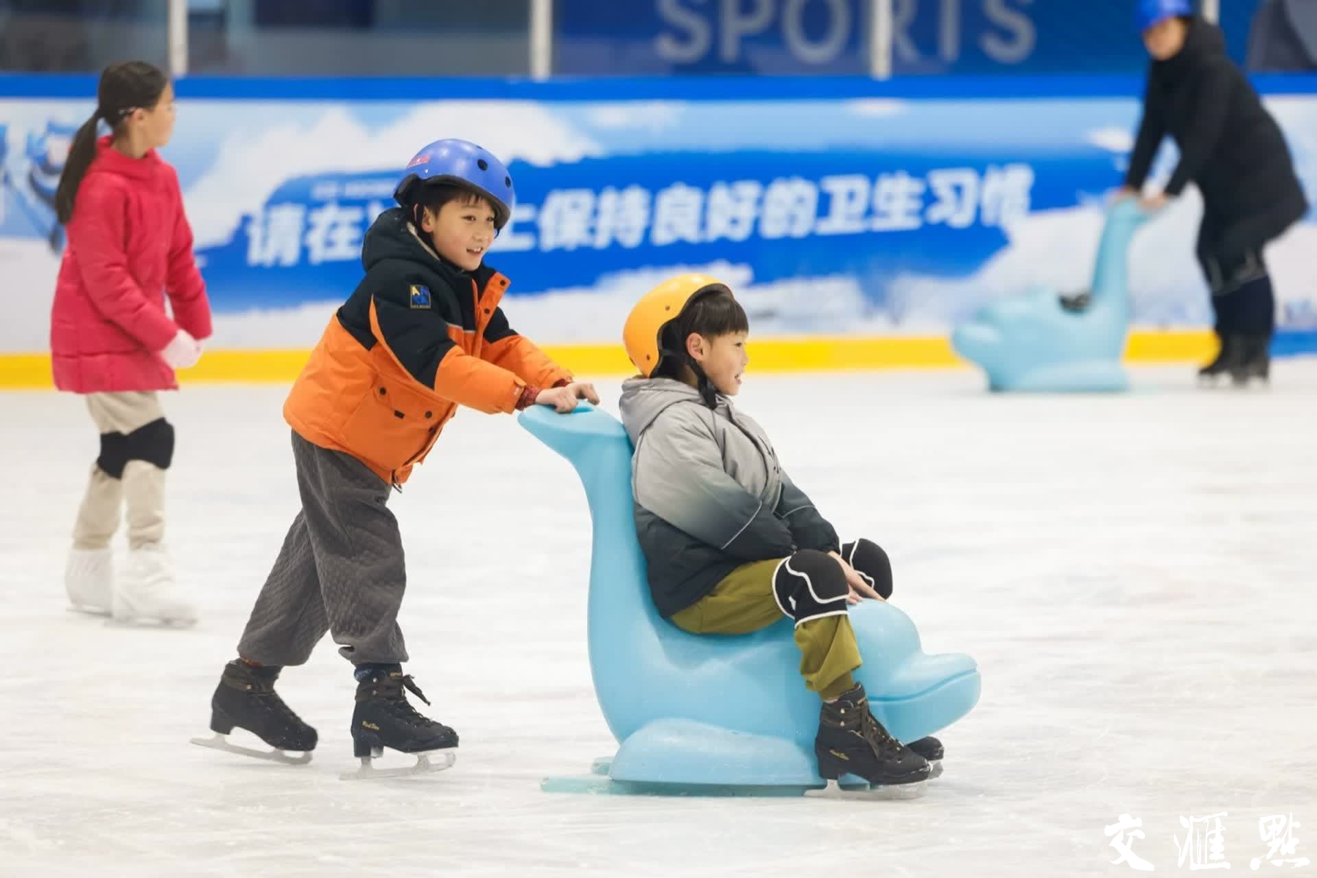 随着第九届亚洲冬季运动会的举行，点燃了群众参与冰雪运动热情。