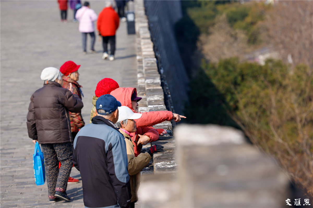 南京民间有“正月十六爬城头，踏太平，走百病”的习俗，许多市民会在正月十六与家人、朋友一同登城览胜。图为2月13日，南京民众登上明城墙欣赏风景。新华日报·交汇点记者 蒋文超 摄