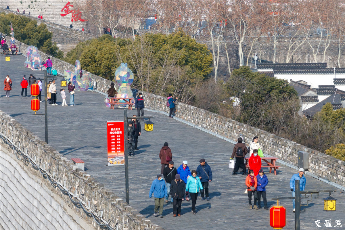 南京民间有“正月十六爬城头，踏太平，走百病”的习俗，许多市民会在正月十六与家人、朋友一同登城览胜。图为2月13日，南京民众登上明城墙欣赏风景。新华日报·交汇点记者 蒋文超 摄