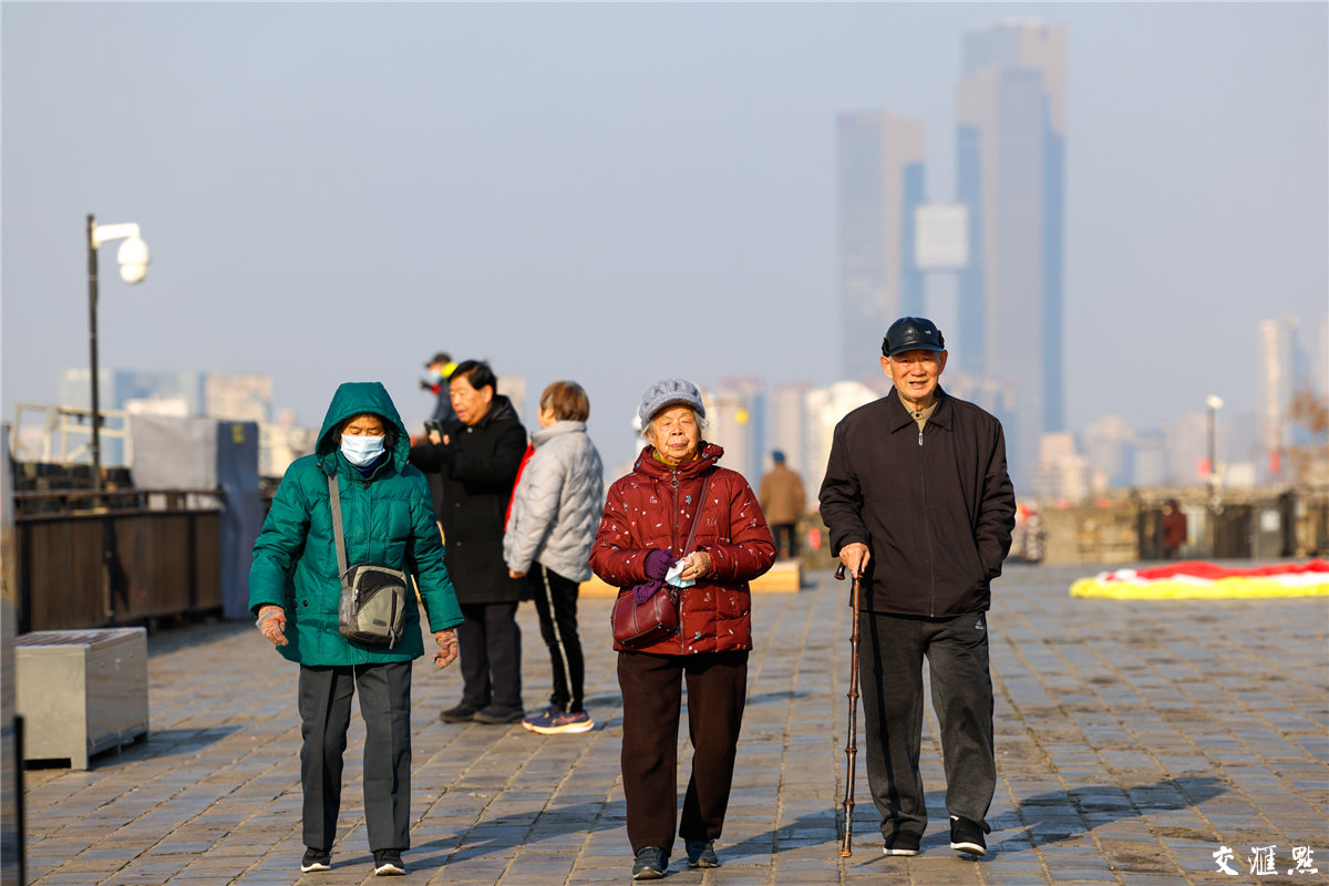 南京民间有“正月十六爬城头，踏太平，走百病”的习俗，许多市民会在正月十六与家人、朋友一同登城览胜。图为2月13日，南京民众登上明城墙欣赏风景。新华日报·交汇点记者 蒋文超 摄