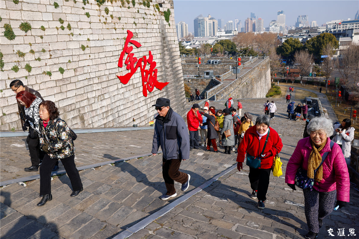 南京民间有“正月十六爬城头，踏太平，走百病”的习俗，许多市民会在正月十六与家人、朋友一同登城览胜。图为2月13日，南京民众登上明城墙欣赏风景。新华日报·交汇点记者 蒋文超 摄