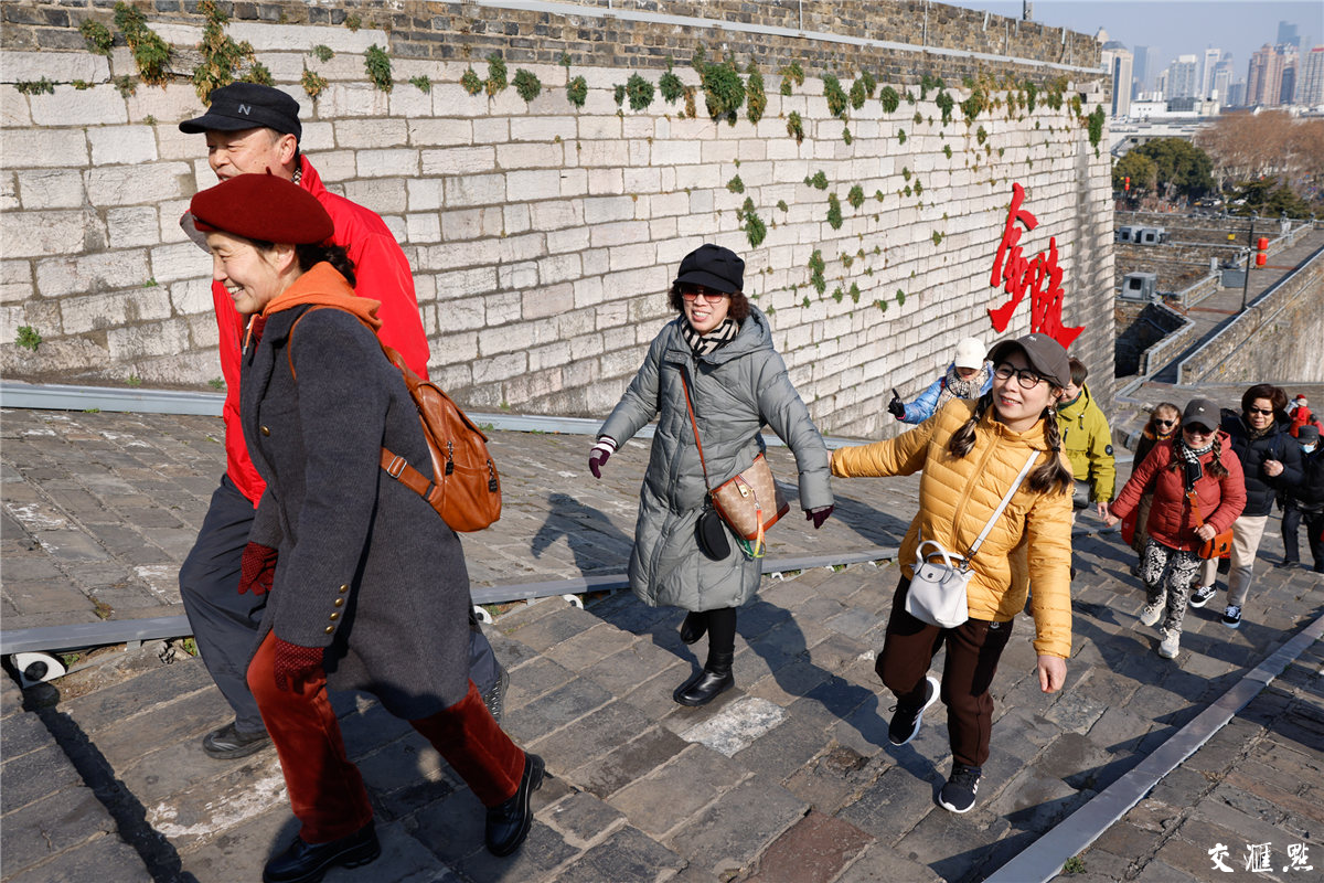 南京民间有“正月十六爬城头，踏太平，走百病”的习俗，许多市民会在正月十六与家人、朋友一同登城览胜。图为2月13日，南京民众登上明城墙欣赏风景。新华日报·交汇点记者 蒋文超 摄