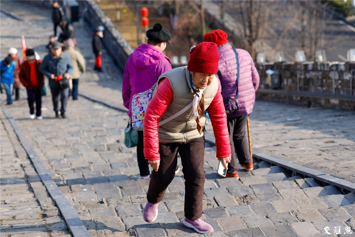 南京民间有“正月十六爬城头，踏太平，走百病”的习俗，许多市民会在正月十六与家人、朋友一同登城览胜。图为2月13日，南京民众登上明城墙欣赏风景。新华日报·交汇点记者 蒋文超 摄