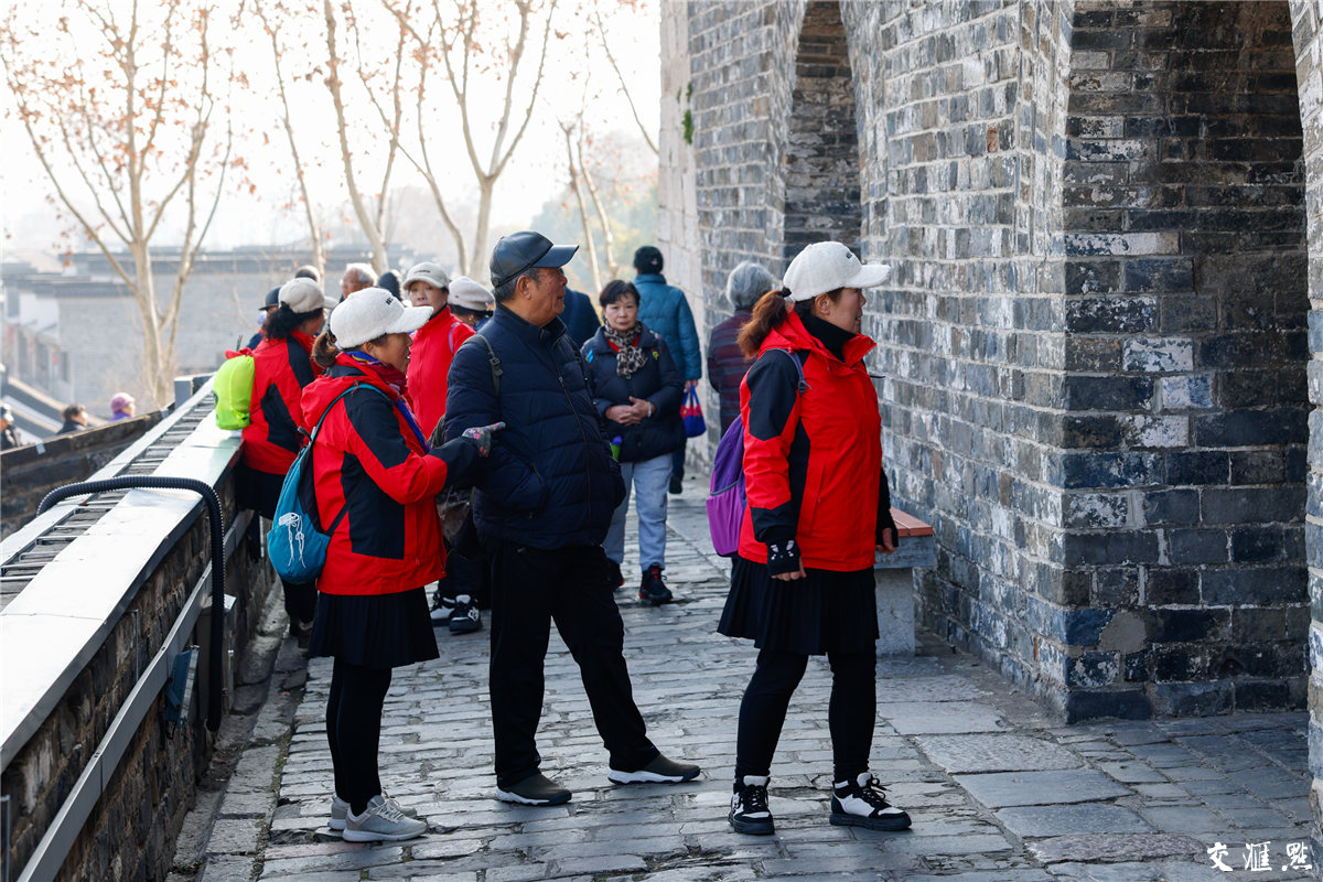 南京民间有“正月十六爬城头，踏太平，走百病”的习俗，许多市民会在正月十六与家人、朋友一同登城览胜。图为2月13日，南京民众登上明城墙欣赏风景。新华日报·交汇点记者 蒋文超 摄