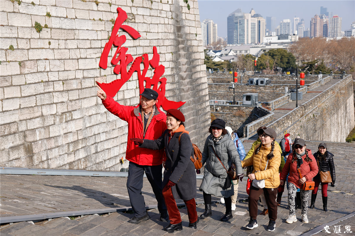 南京民间有“正月十六爬城头，踏太平，走百病”的习俗，许多市民会在正月十六与家人、朋友一同登城览胜。图为2月13日，南京民众登上明城墙欣赏风景。新华日报·交汇点记者 蒋文超 摄