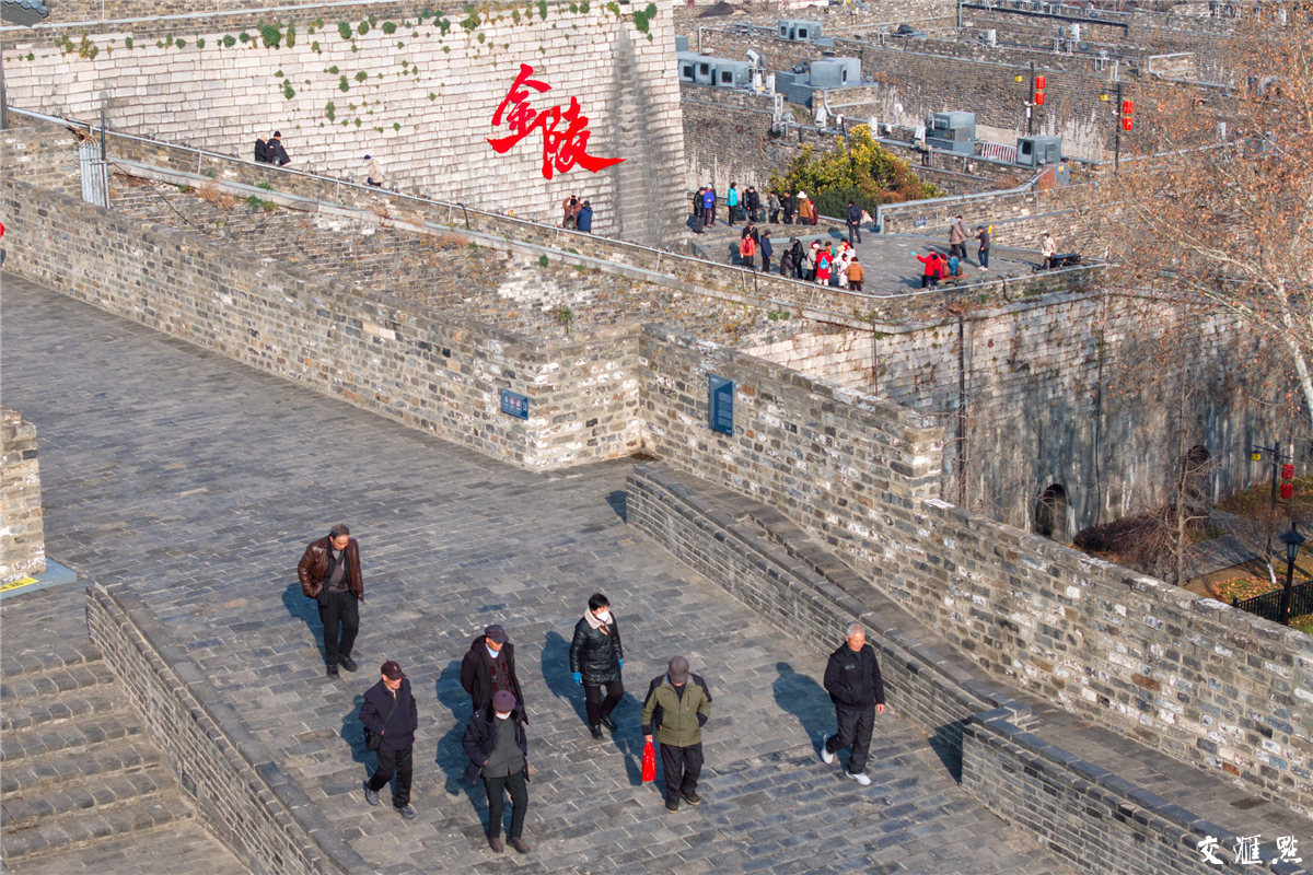 南京民间有“正月十六爬城头，踏太平，走百病”的习俗，许多市民会在正月十六与家人、朋友一同登城览胜。图为2月13日，南京民众登上明城墙欣赏风景。新华日报·交汇点记者 蒋文超 摄
