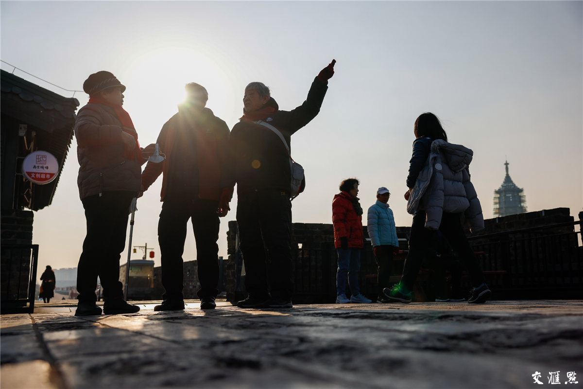 南京民间有“正月十六爬城头，踏太平，走百病”的习俗，许多市民会在正月十六与家人、朋友一同登城览胜。图为2月13日，南京民众登上明城墙欣赏风景。新华日报·交汇点记者 蒋文超 摄