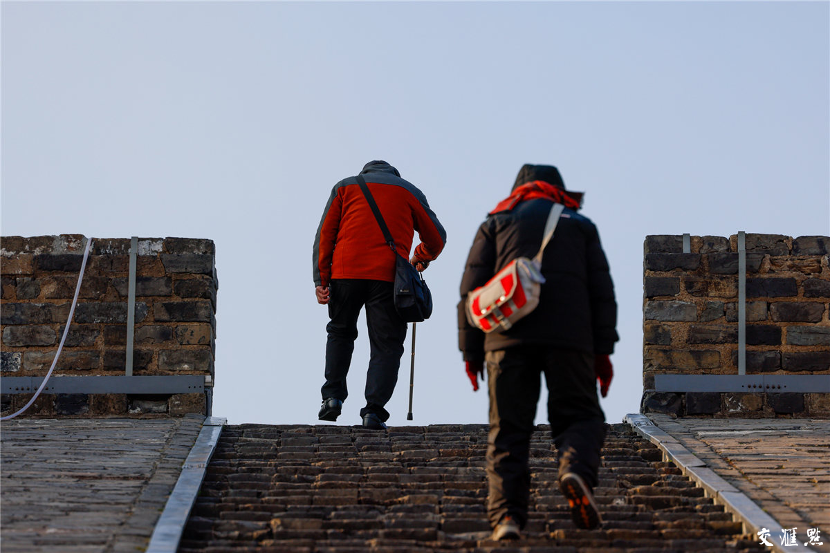 南京民间有“正月十六爬城头，踏太平，走百病”的习俗，许多市民会在正月十六与家人、朋友一同登城览胜。图为2月13日，南京民众登上明城墙欣赏风景。新华日报·交汇点记者 蒋文超 摄