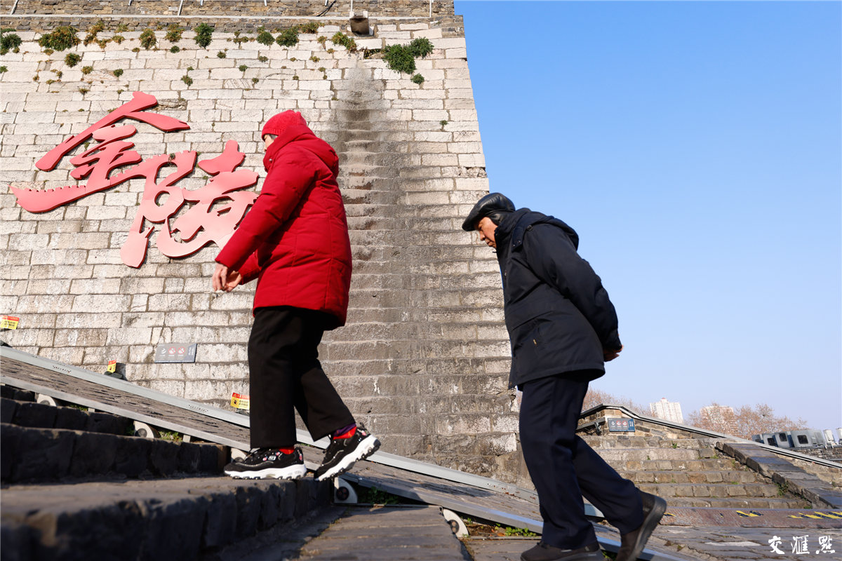 南京民间有“正月十六爬城头，踏太平，走百病”的习俗，许多市民会在正月十六与家人、朋友一同登城览胜。图为2月13日，南京民众登上明城墙欣赏风景。新华日报·交汇点记者 蒋文超 摄