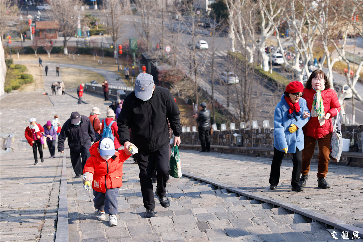 南京民间有“正月十六爬城头，踏太平，走百病”的习俗，许多市民会在正月十六与家人、朋友一同登城览胜。图为2月13日，南京民众登上明城墙欣赏风景。新华日报·交汇点记者 蒋文超 摄