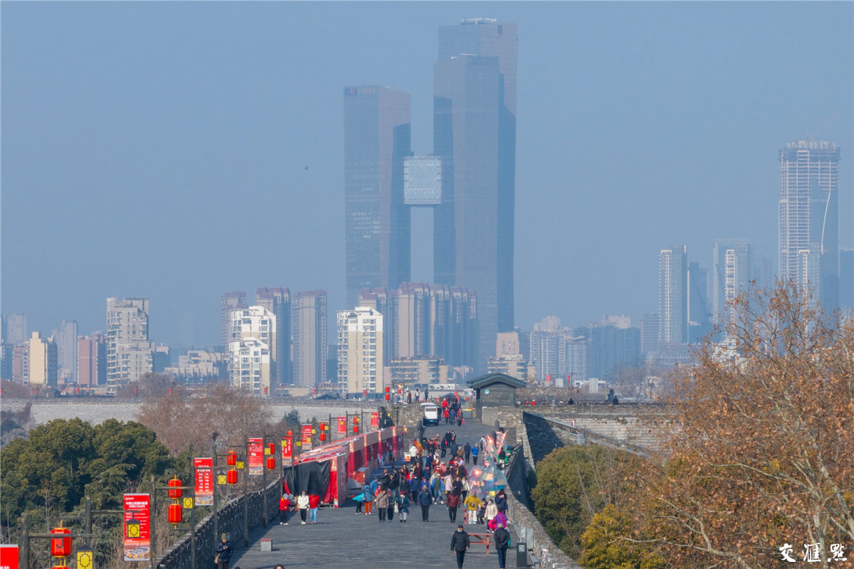 南京民间有“正月十六爬城头，踏太平，走百病”的习俗，许多市民会在正月十六与家人、朋友一同登城览胜。图为2月13日，南京民众登上明城墙欣赏风景。新华日报·交汇点记者 蒋文超 摄