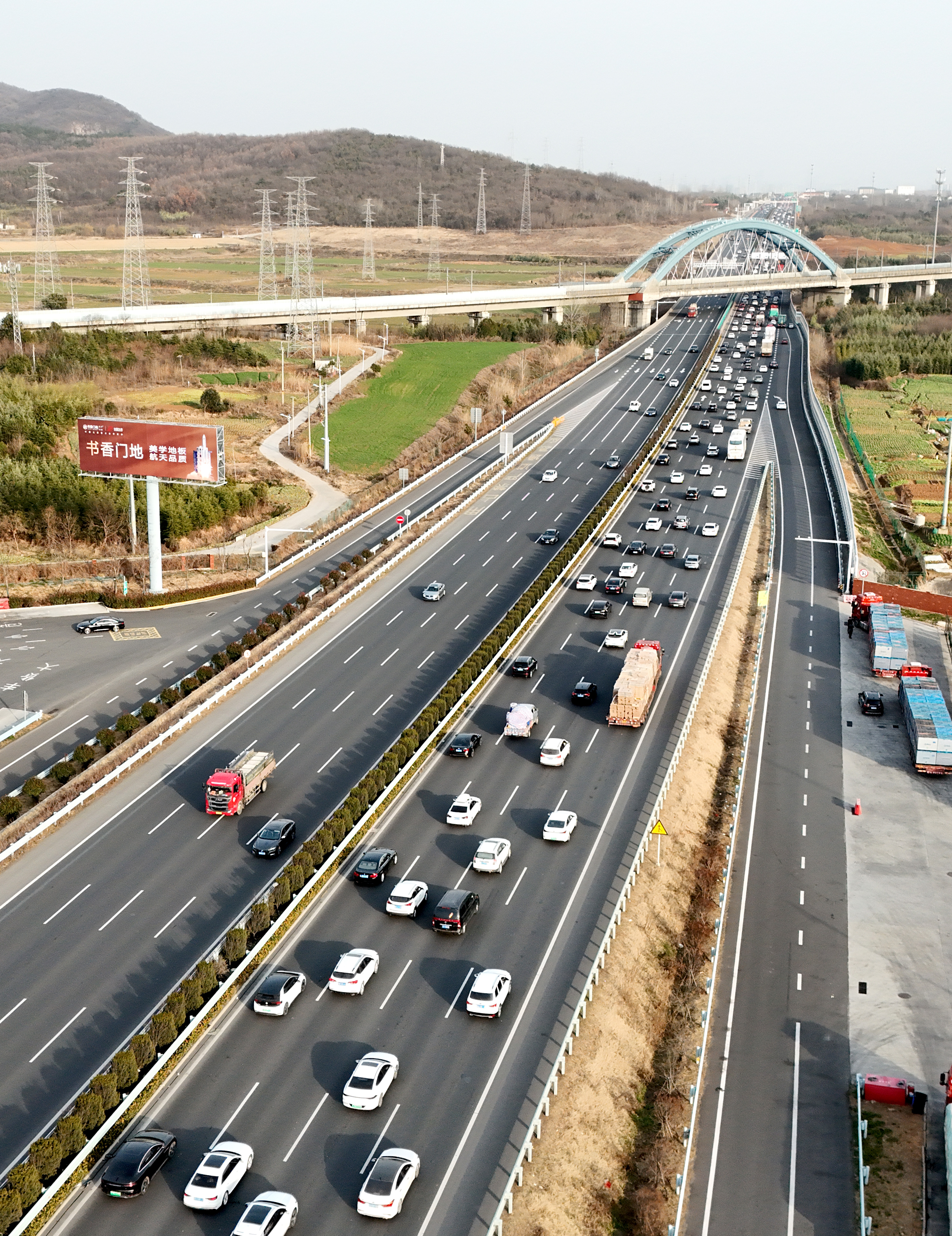 2025年2月16日，宁合高速南京浦口区段的车流量大。新华日报·交汇点记者 吴俊摄