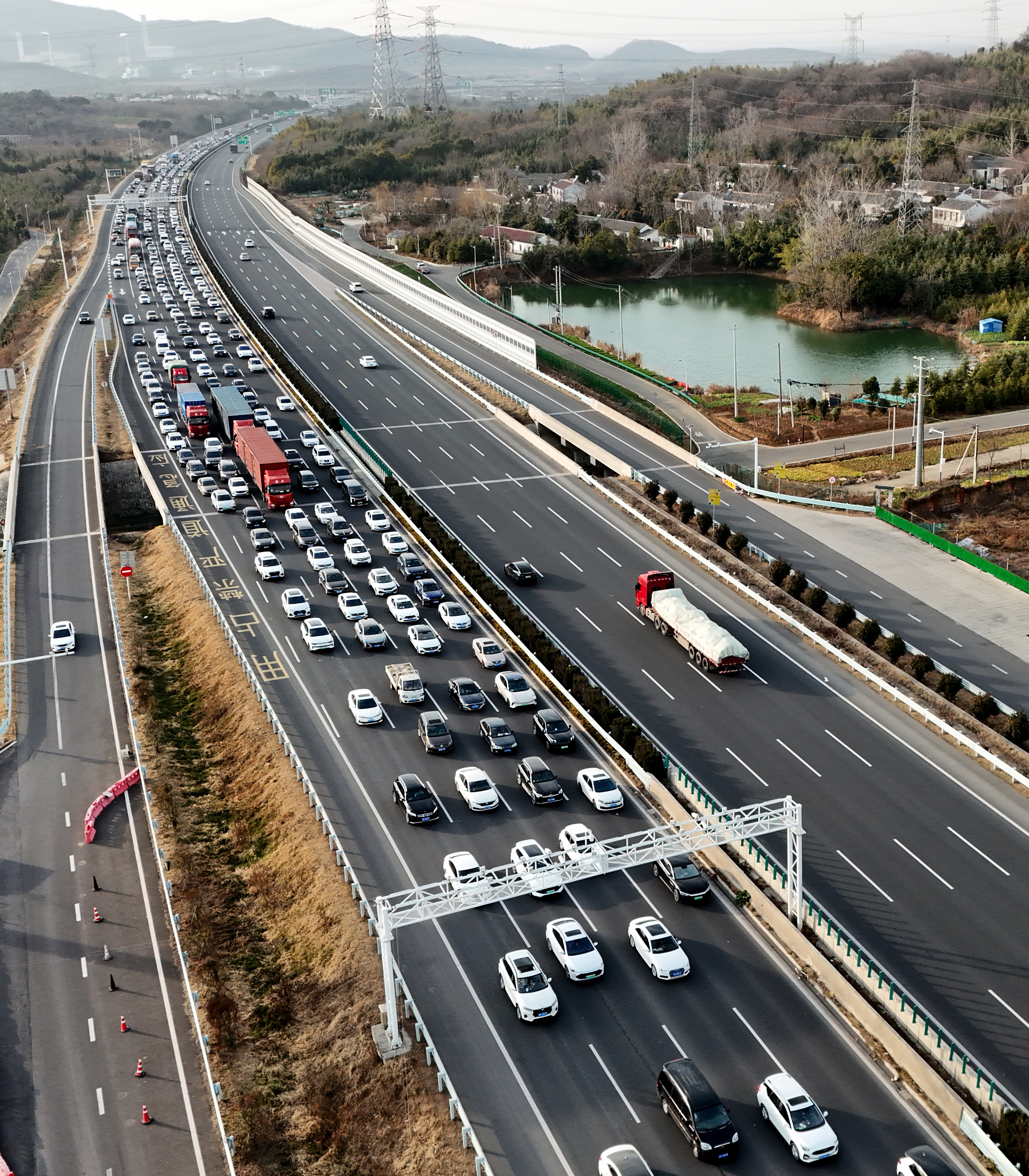 2025年2月16日学生返校、务工人员返程进入高峰。新华日报·交汇点记者 吴俊摄
