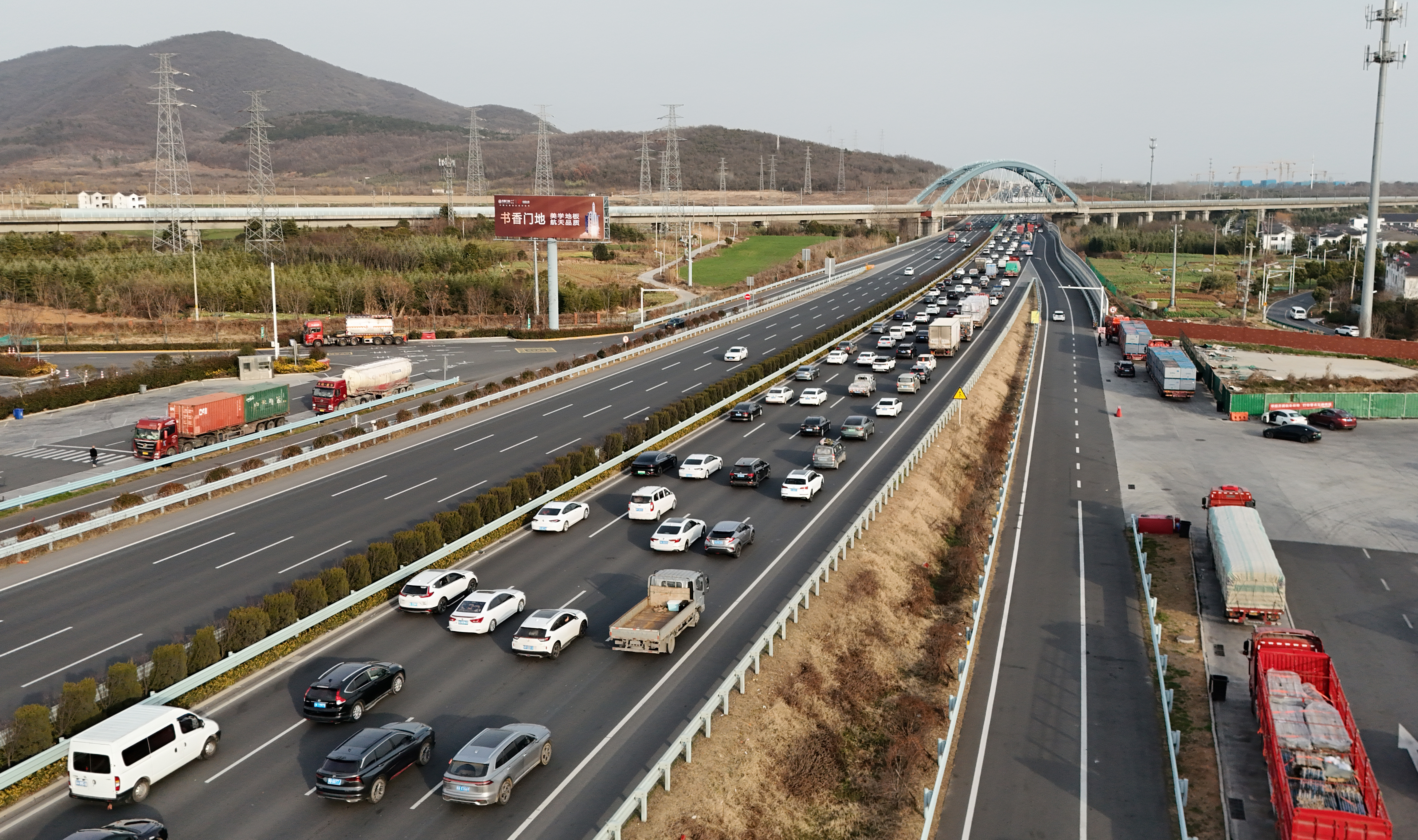 2025年2月16日，2025年春运（1月14日—2月22日‌‌）进入尾声，学生返校、务工人员返程进入高峰。宁合高速南京浦口区段和进入南京主城区的车流量大。新华日报·交汇点记者 吴俊摄