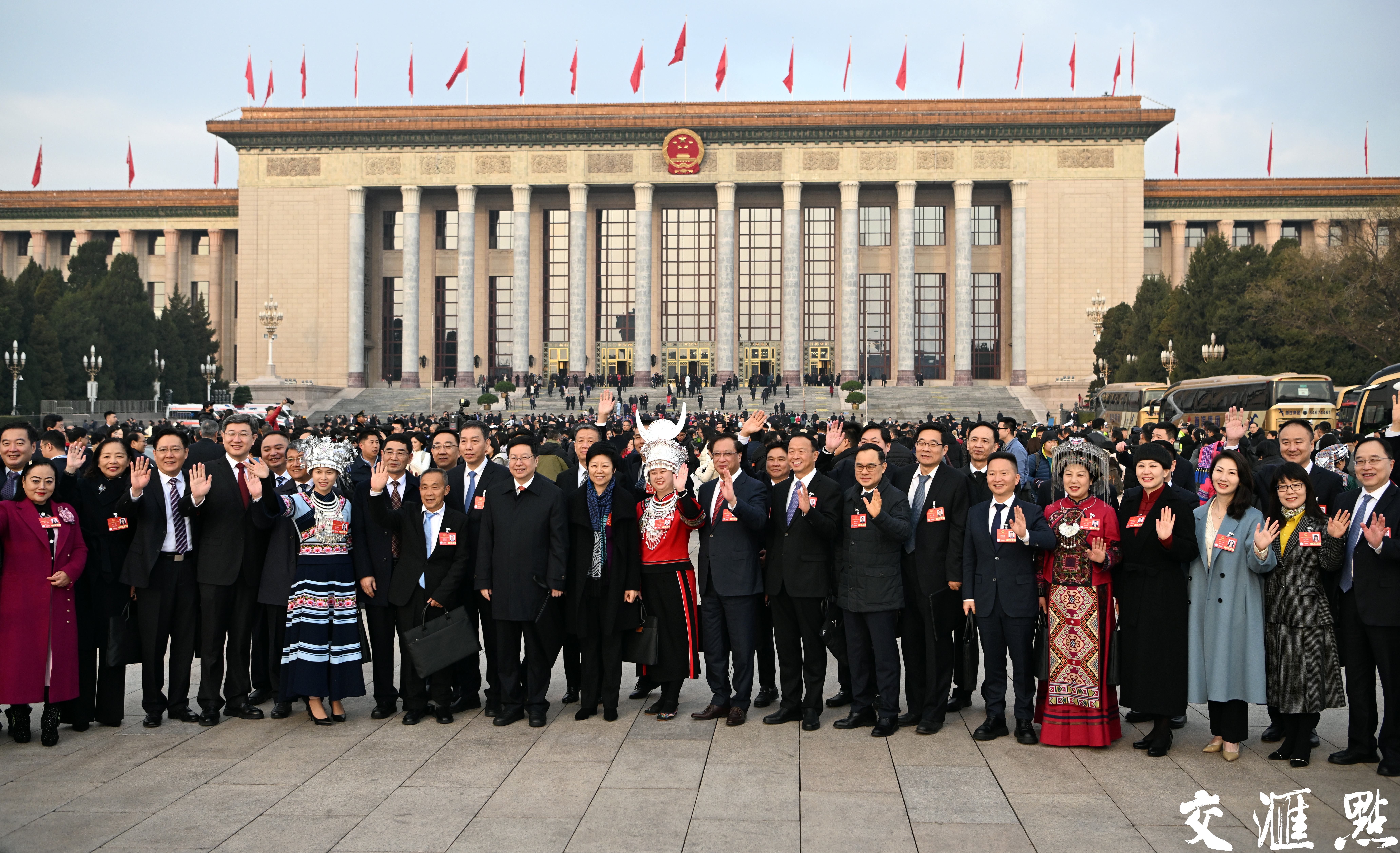 2025年3月5日，第十四届全国人民代表大会第三次会议在北京人民大会堂开幕。近3000名全国人大代表肩负人民重托，齐聚首都、共商国是，为推进中国式现代化贡献智慧和力量。
新华日报·交汇点记者 吴胜 万程鹏/摄  