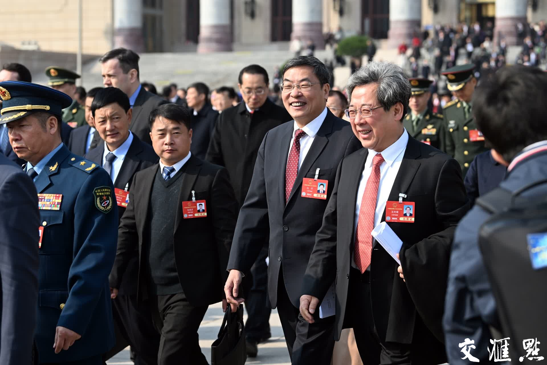 2025年3月5日，第十四届全国人民代表大会第三次会议在北京人民大会堂开幕。近3000名全国人大代表肩负人民重托，齐聚首都、共商国是，为推进中国式现代化贡献智慧和力量。
新华日报·交汇点记者 吴胜 万程鹏/摄  